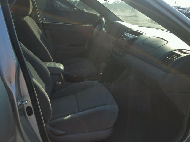 4T1BE32KX5U950050 - 2005 TOYOTA CAMRY LE ვერცხლისფერი ფოტო 5
