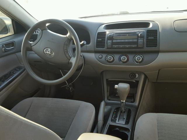 4T1BE32KX5U950050 - 2005 TOYOTA CAMRY LE ვერცხლისფერი ფოტო 9