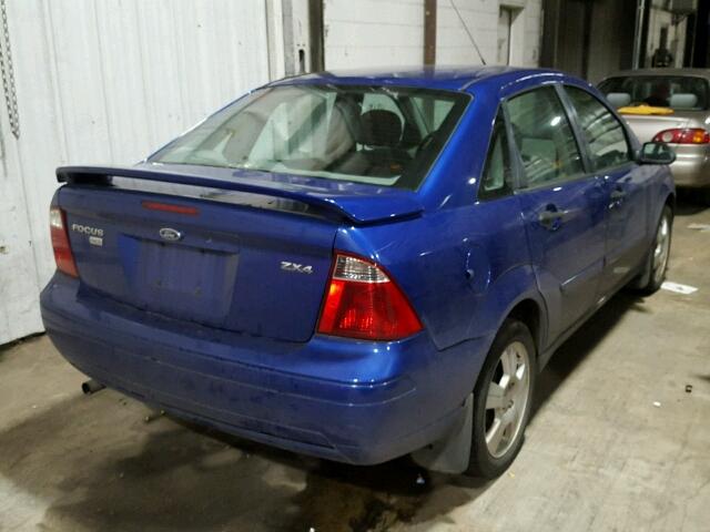 1FAFP34N85W301106 - 2005 FORD FOCUS ZX4 BLUE photo 4