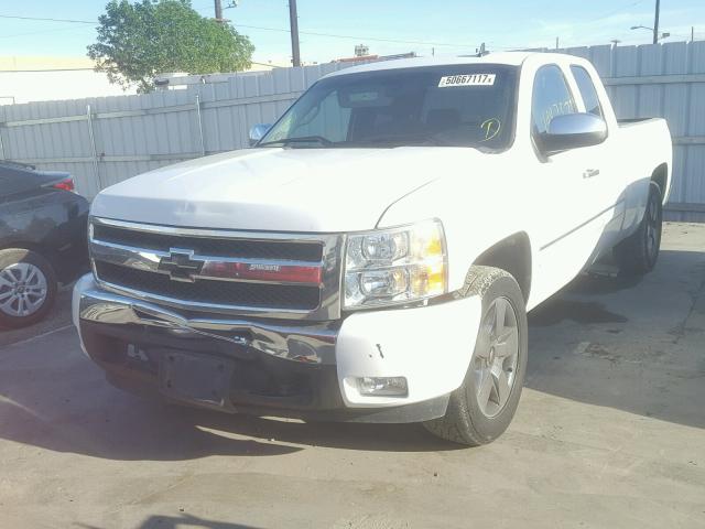 1GCRCSE0XBZ239721 - 2011 CHEVROLET SILVERADO WHITE photo 2