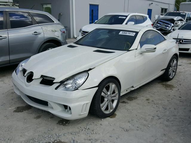 WDBWK5EA4BF241450 - 2011 MERCEDES-BENZ SLK 300 WHITE photo 2