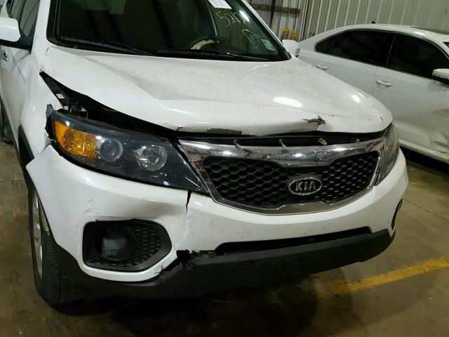 5XYKT3A60DG345212 - 2013 KIA SORENTO LX WHITE photo 9