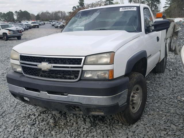 1GBHC24U67E162106 - 2007 CHEVROLET SILVERADO WHITE photo 2