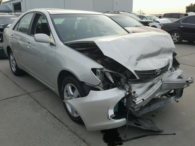 JTDBE32K340292789 - 2004 TOYOTA CAMRY LE Silber Foto 1