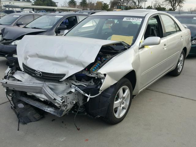 JTDBE32K340292789 - 2004 TOYOTA CAMRY LE Silber Foto 2