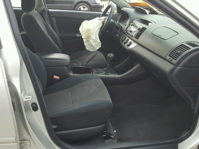 JTDBE32K340292789 - 2004 TOYOTA CAMRY LE Silber Foto 5