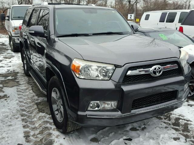 JTEZU5JR4C5033785 - 2012 TOYOTA 4RUNNER SR GRAY photo 1