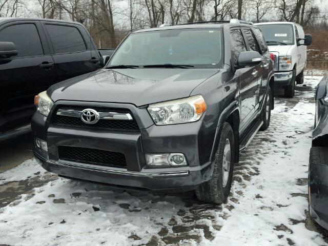 JTEZU5JR4C5033785 - 2012 TOYOTA 4RUNNER SR GRAY photo 2