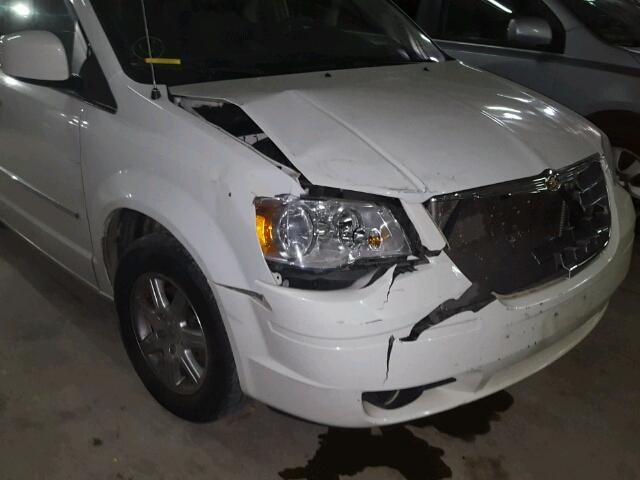 2A8HR54179R635849 - 2009 CHRYSLER TOWN & COU WHITE photo 9