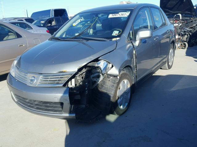 3N1BC11E59L446504 - 2009 NISSAN VERSA S GRAY photo 2