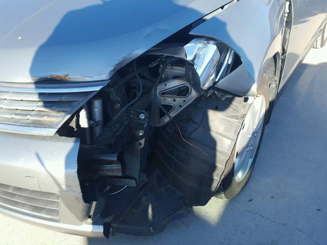 3N1BC11E59L446504 - 2009 NISSAN VERSA S GRAY photo 9