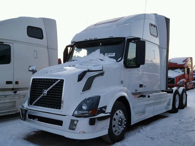 4V4NC9EH6DN144732 - 2013 VOLVO VN VNL WHITE photo 2