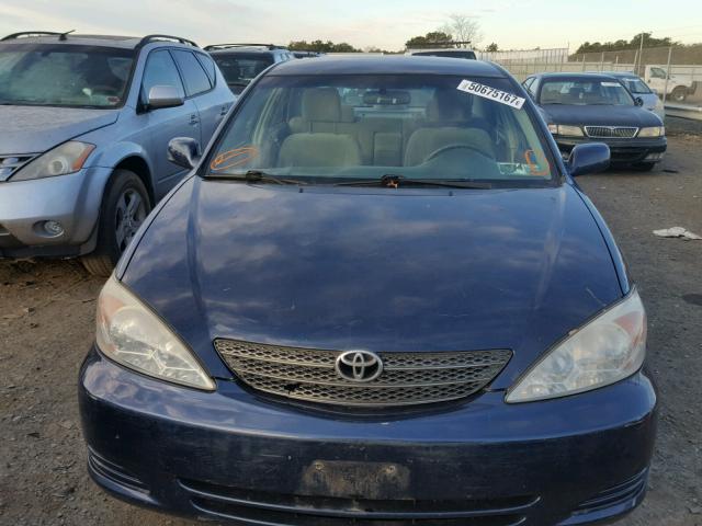 4T1BE32K33U203547 - 2003 TOYOTA CAMRY LE BLUE photo 9