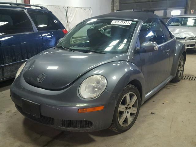 3VWRF31Y76M315621 - 2006 VOLKSWAGEN NEW BEETLE GRAY photo 2