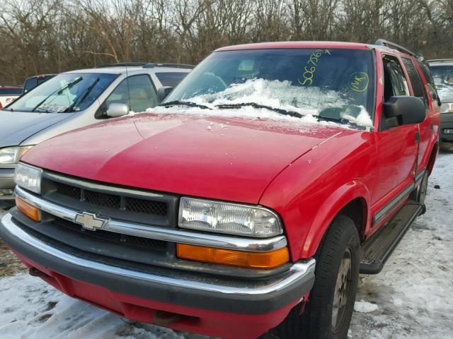 1GNDT13W212211731 - 2001 CHEVROLET BLAZER RED photo 2