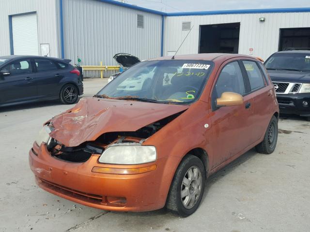 KL1TD62665B441494 - 2005 CHEVROLET AVEO BASE ORANGE photo 2