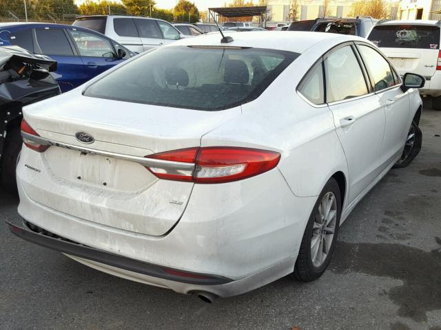 3FA6P0H74HR112602 - 2017 FORD FUSION SE WHITE photo 4