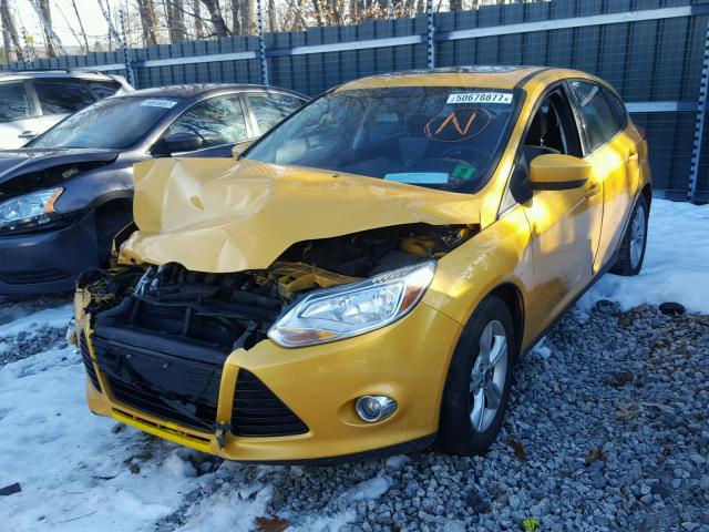 1FAHP3K23CL281511 - 2012 FORD FOCUS SE YELLOW photo 2