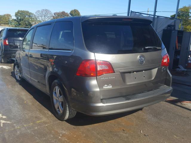 2V4RW3D17AR348501 - 2010 VOLKSWAGEN ROUTAN SE GRAY photo 3