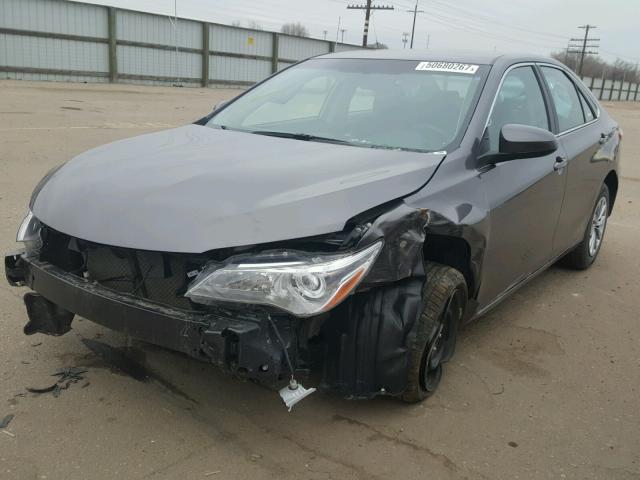 4T1BF1FK0HU378700 - 2017 TOYOTA CAMRY LE გრაფიტი ფოტო 2