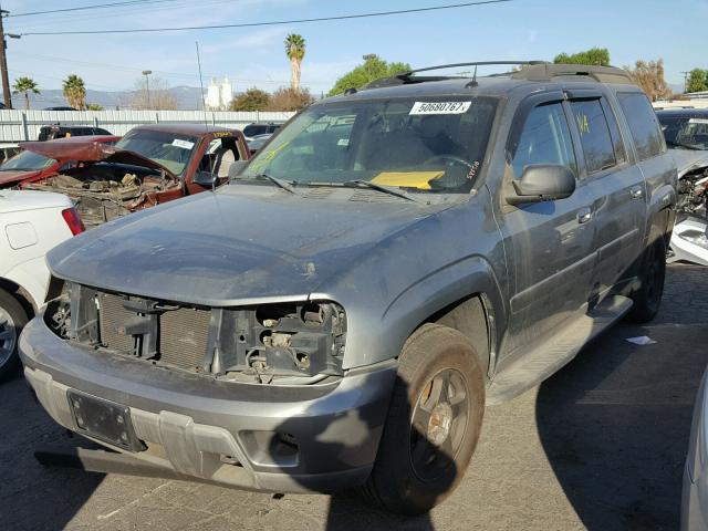 1GNET16S456121170 - 2005 CHEVROLET TRAILBLAZE GRAY photo 2