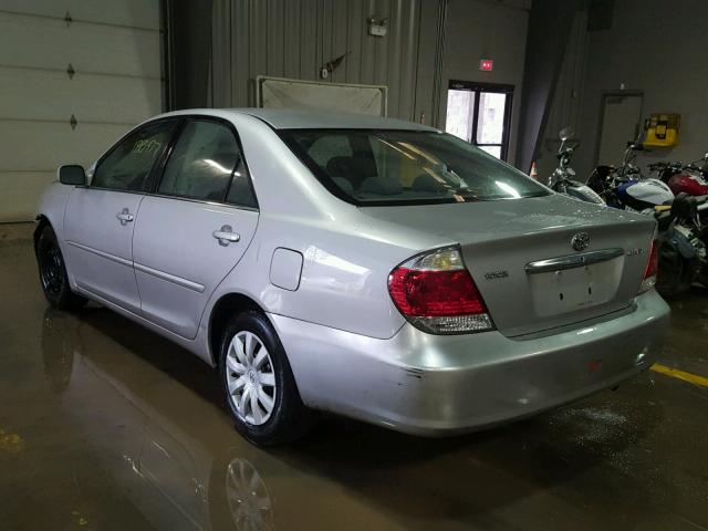 4T1BE30KX5U428697 - 2005 TOYOTA CAMRY LE ვერცხლისფერი ფოტო 3