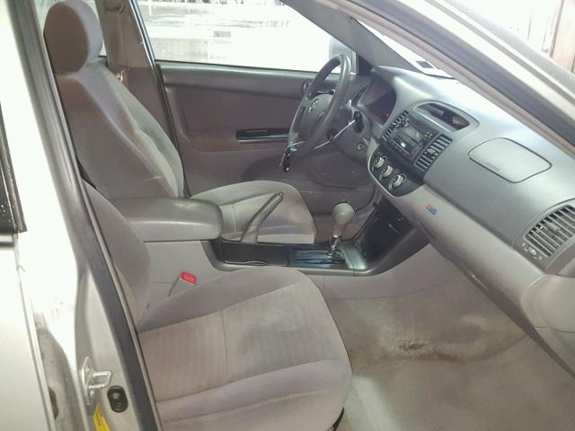 4T1BE30KX5U428697 - 2005 TOYOTA CAMRY LE ვერცხლისფერი ფოტო 5