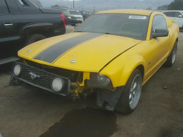 1ZVFT82H465203873 - 2006 FORD MUSTANG GT YELLOW photo 2