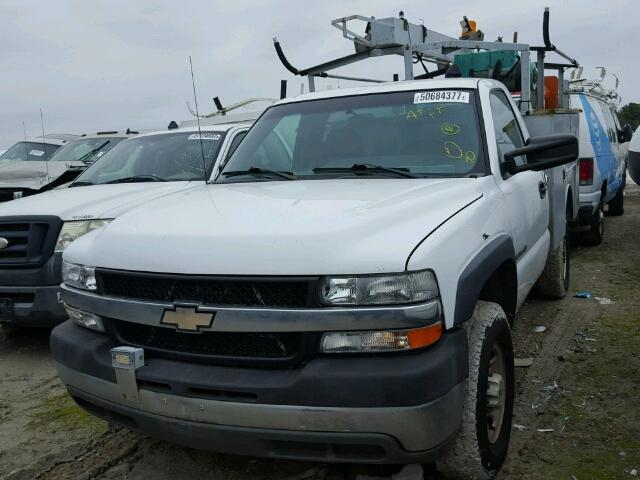 1GBHC24U72Z225179 - 2002 CHEVROLET SILVERADO WHITE photo 2