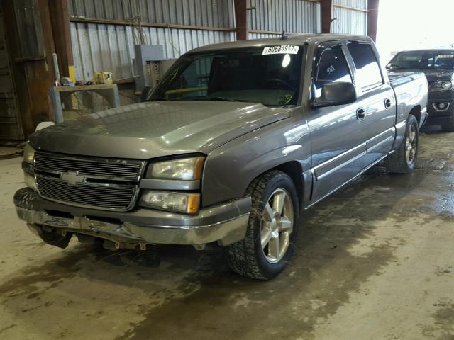 2GCEC13TX61172039 - 2006 CHEVROLET SILVERADO BROWN photo 2