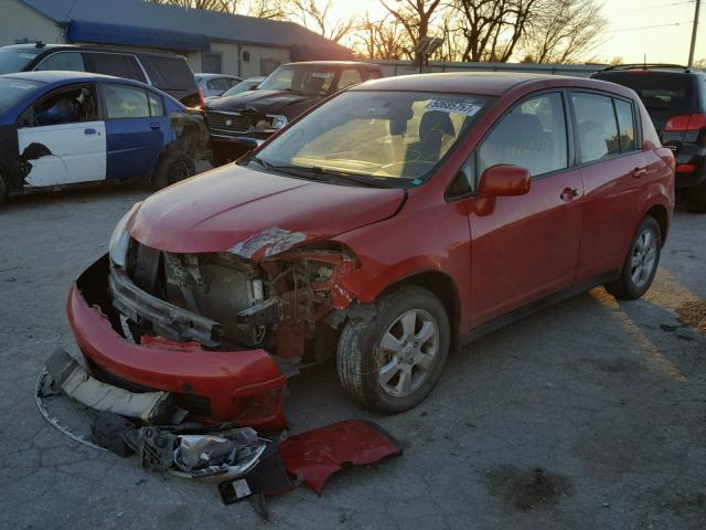 3N1BC13E19L406708 - 2009 NISSAN VERSA S RED photo 2