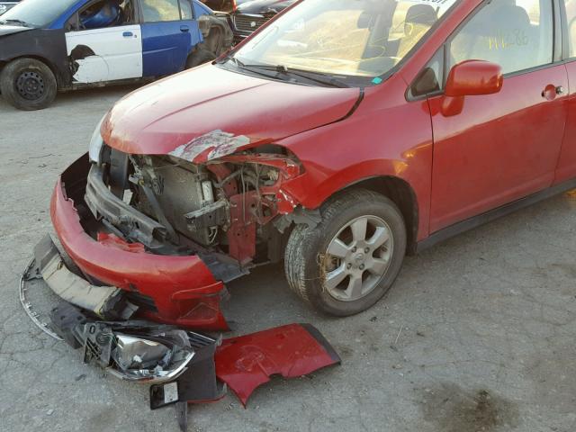 3N1BC13E19L406708 - 2009 NISSAN VERSA S RED photo 9