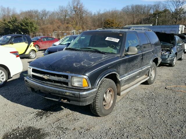 1GNDT13W1SK129538 - 1995 CHEVROLET BLAZER BLACK photo 2