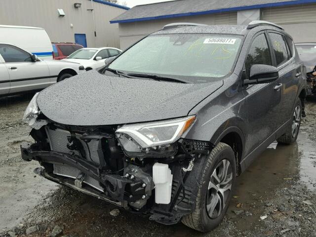 JTMZFREV7JJ724987 - 2018 TOYOTA RAV4 LE GRAY photo 2