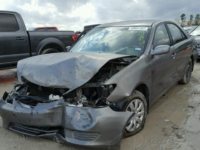 4T1BE30K95U995127 - 2005 TOYOTA CAMRY LE GRAY photo 2