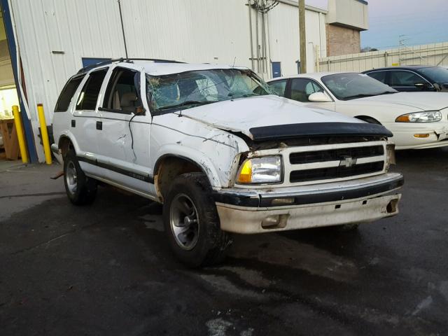 1GNCS13W8V2136571 - 1997 CHEVROLET BLAZER WHITE photo 1