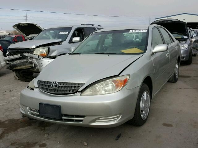 JTDBE32K620010402 - 2002 TOYOTA CAMRY LE SILVER photo 2