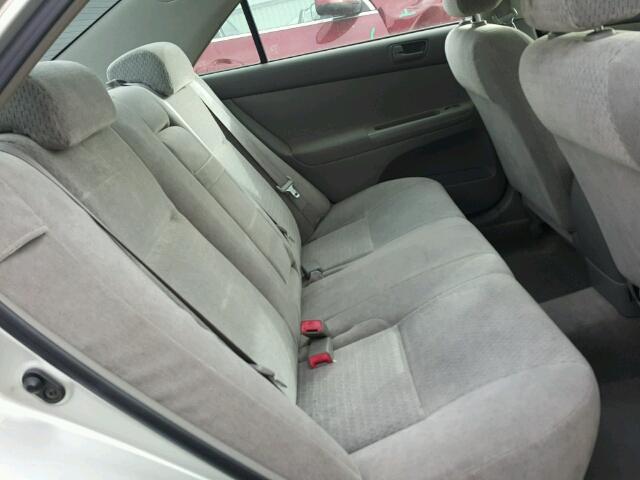 JTDBE32K620010402 - 2002 TOYOTA CAMRY LE Silber Foto 6