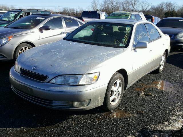 JT8BF28G1W5050596 - 1998 LEXUS ES 300 BEIGE photo 2