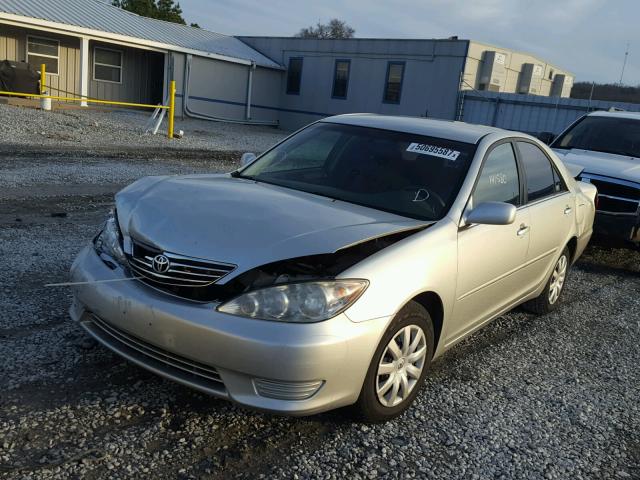JTDBE32KX53024323 - 2005 TOYOTA CAMRY LE ვერცხლისფერი ფოტო 2