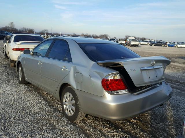 JTDBE32KX53024323 - 2005 TOYOTA CAMRY LE ვერცხლისფერი ფოტო 3