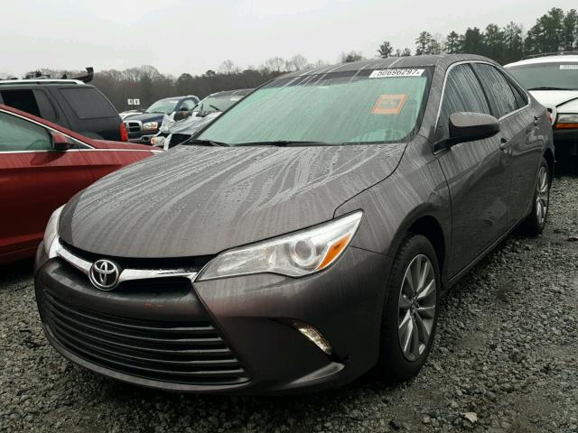 4T1BF1FKXFU076473 - 2015 TOYOTA CAMRY LE GRAY photo 2