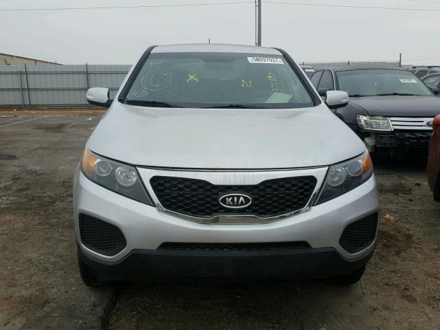 5XYKT3A10DG372897 - 2013 KIA SORENTO LX SILVER photo 9