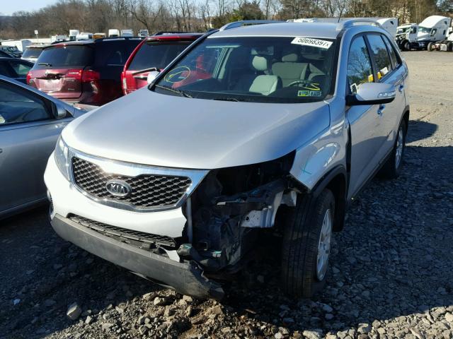 5XYKT4A10BG060761 - 2011 KIA SORENTO BA SILVER photo 2