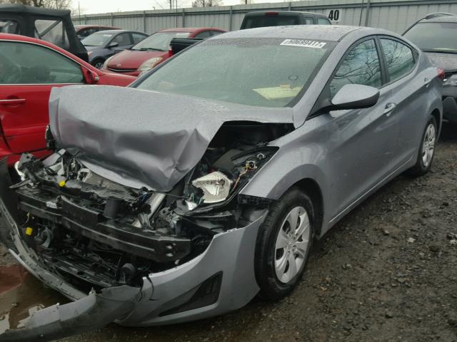 5NPDH4AE2GH725835 - 2016 HYUNDAI ELANTRA SE SILVER photo 2