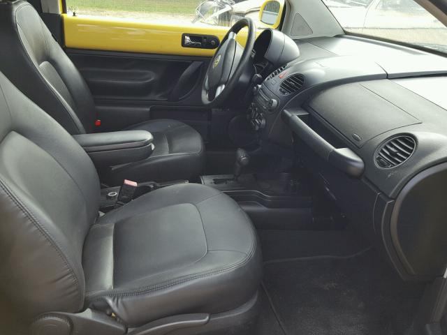 3VWPG3AGXAM007279 - 2010 VOLKSWAGEN NEW BEETLE 黄色 照片 5