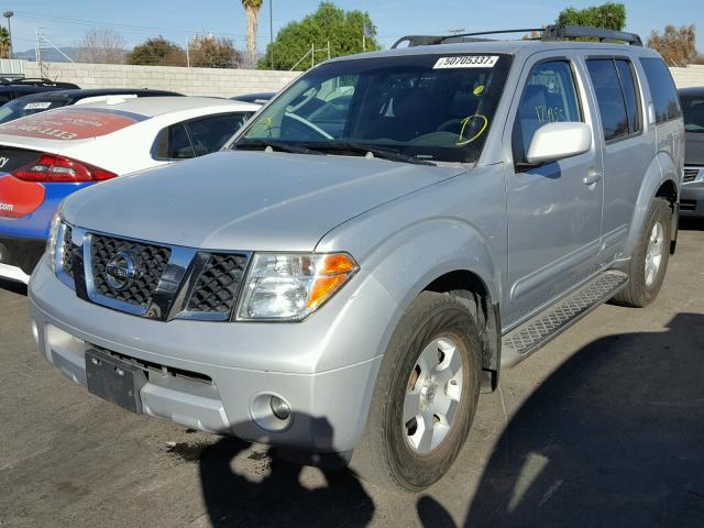 5N1AR18U85C757320 - 2005 NISSAN PATHFINDER SILVER photo 2
