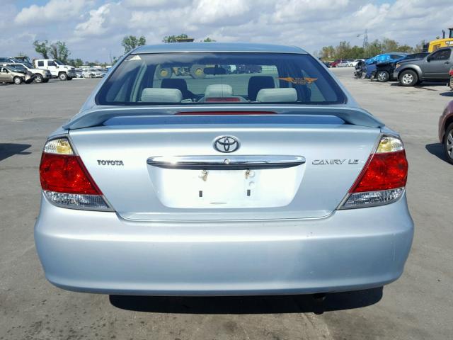 4T1BE32K75U636534 - 2005 TOYOTA CAMRY LE ლურჯი ფოტო 10