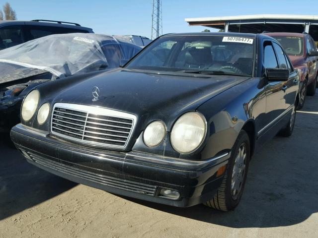 WDBJF55F2TJ005906 - 1996 MERCEDES-BENZ E 320 BLACK photo 2