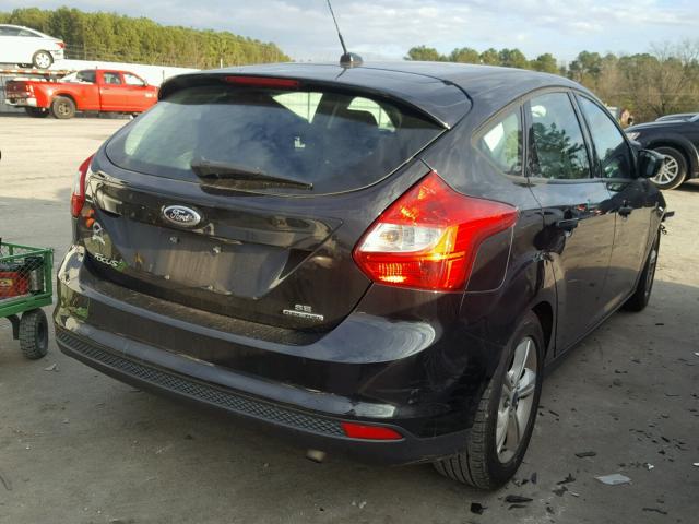 1FAHP3K27CL399562 - 2012 FORD FOCUS SE BLACK photo 4